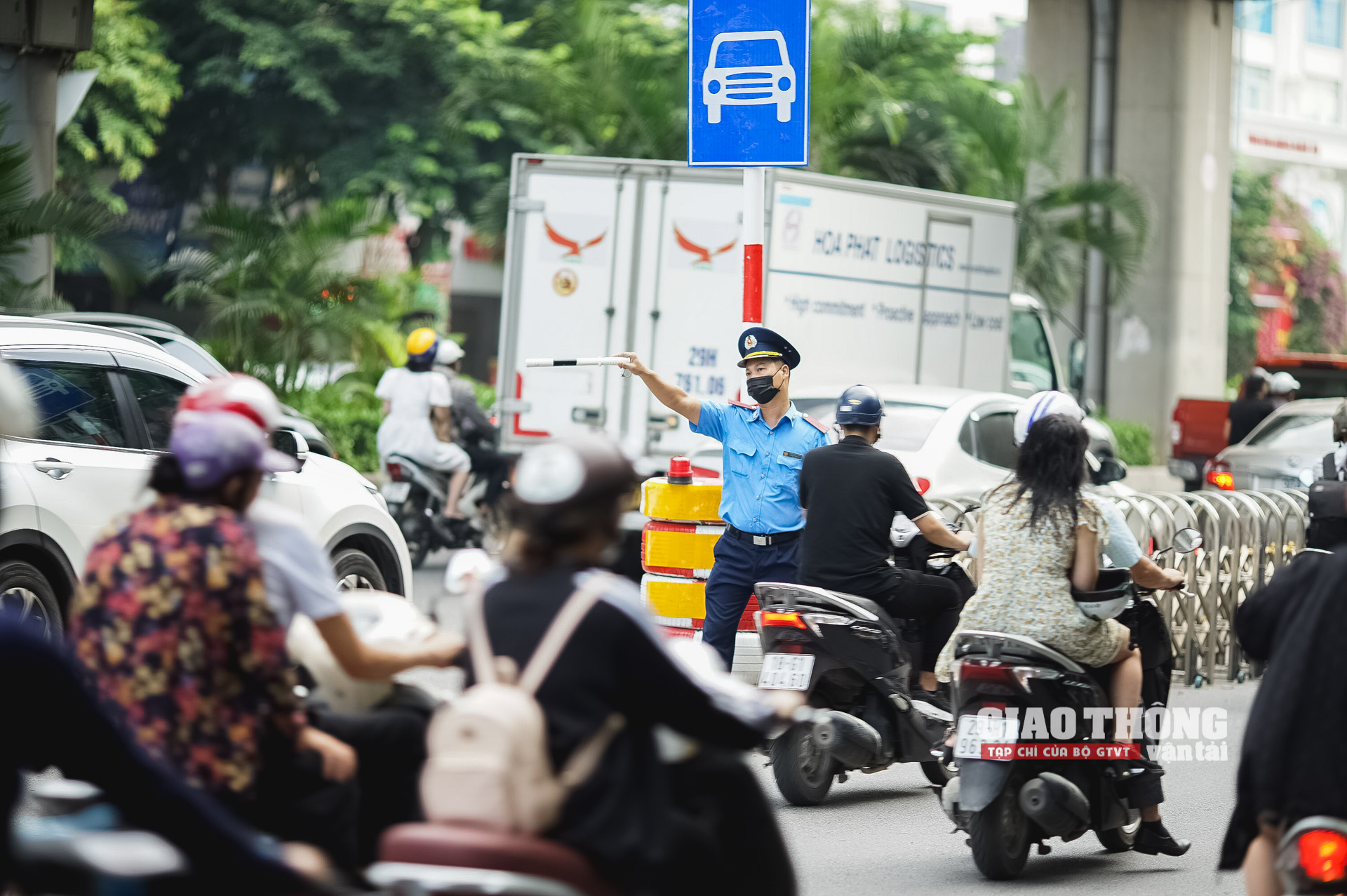 PV ghi nhận từ 7h đến 8h30 trên tuyến, lực lượng CSGT và Thanh tra GTVT khá vất vả trong việc hướng dẫn giao thông, bởi nhiều người chưa quen với biện pháp phân làn mới nên còn khá bỡ ngỡ chưa hiểu rõ phải lưu thông như thế nào.
