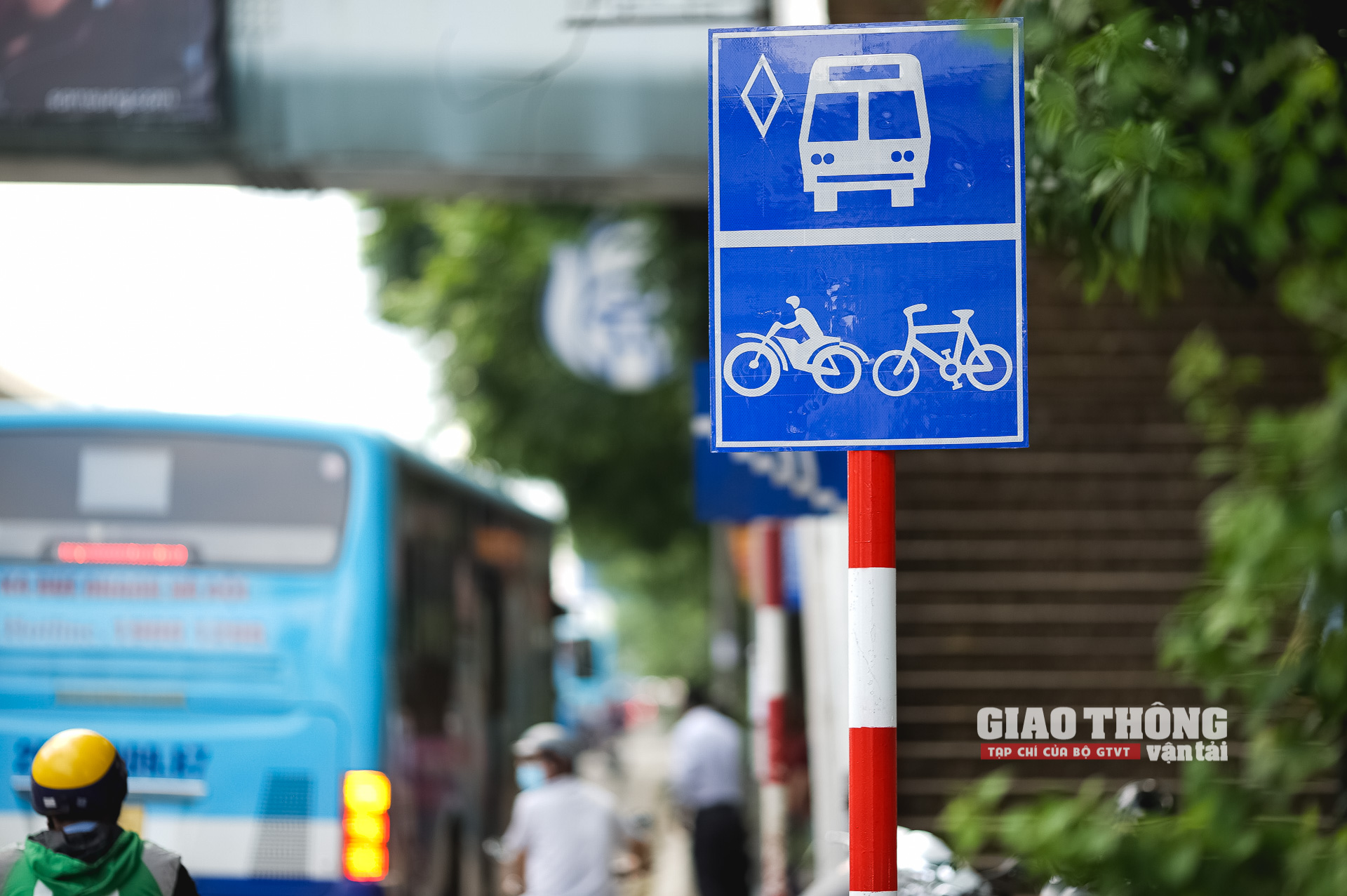 Tổng thể, số đông người điều khiển xe máy đều đi vào 3 làn xe gần vỉa hè theo đúng hướng dẫn của lực lượng chức năng