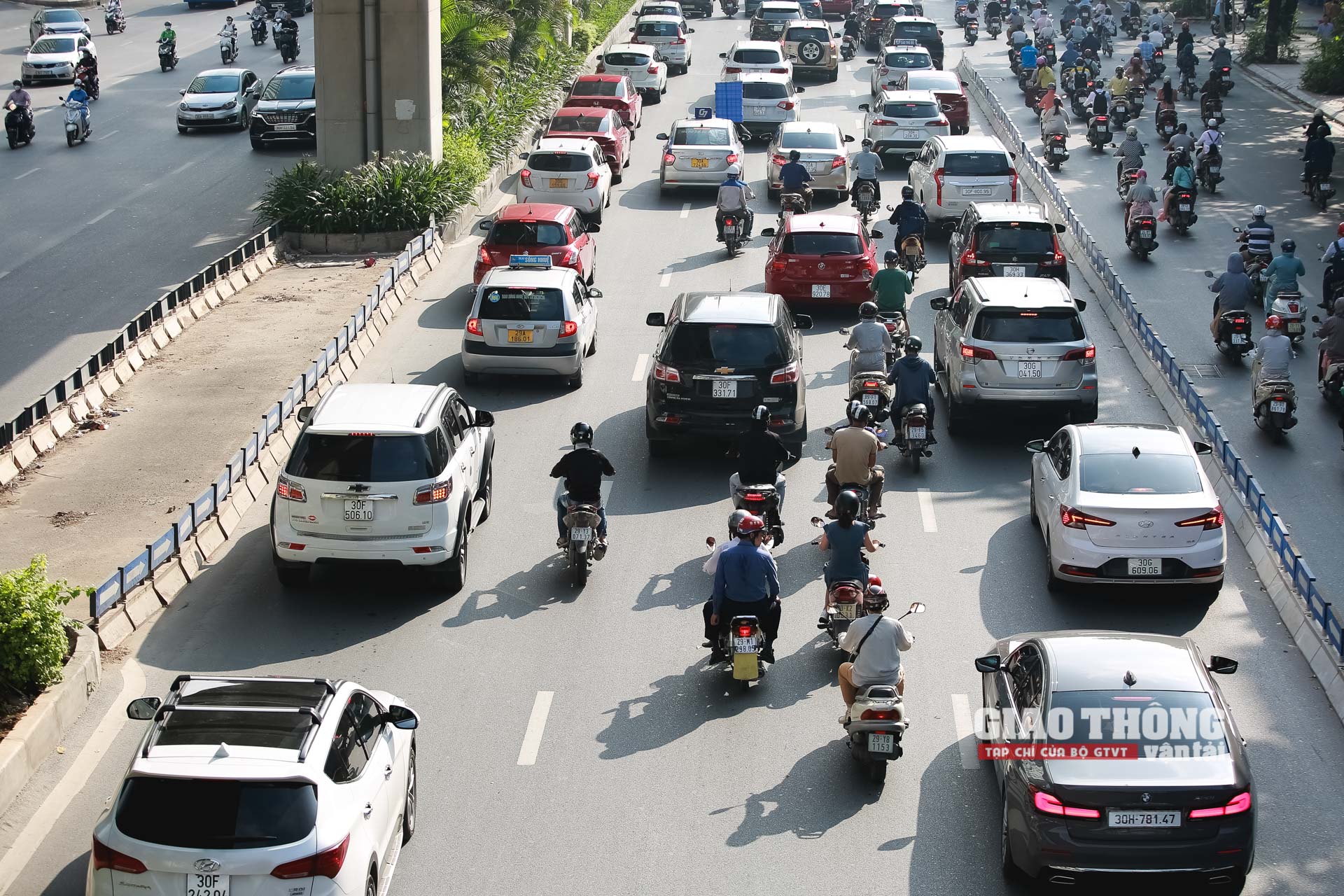 Tuy nhiên, tình trạng xe máy tràn vào 3 làn riêng dành cho ô tô vẫn diễn ra tương đối phổ biến, bất chấp nỗ lực hướng dẫn của Thanh tra GTVT và CSGT