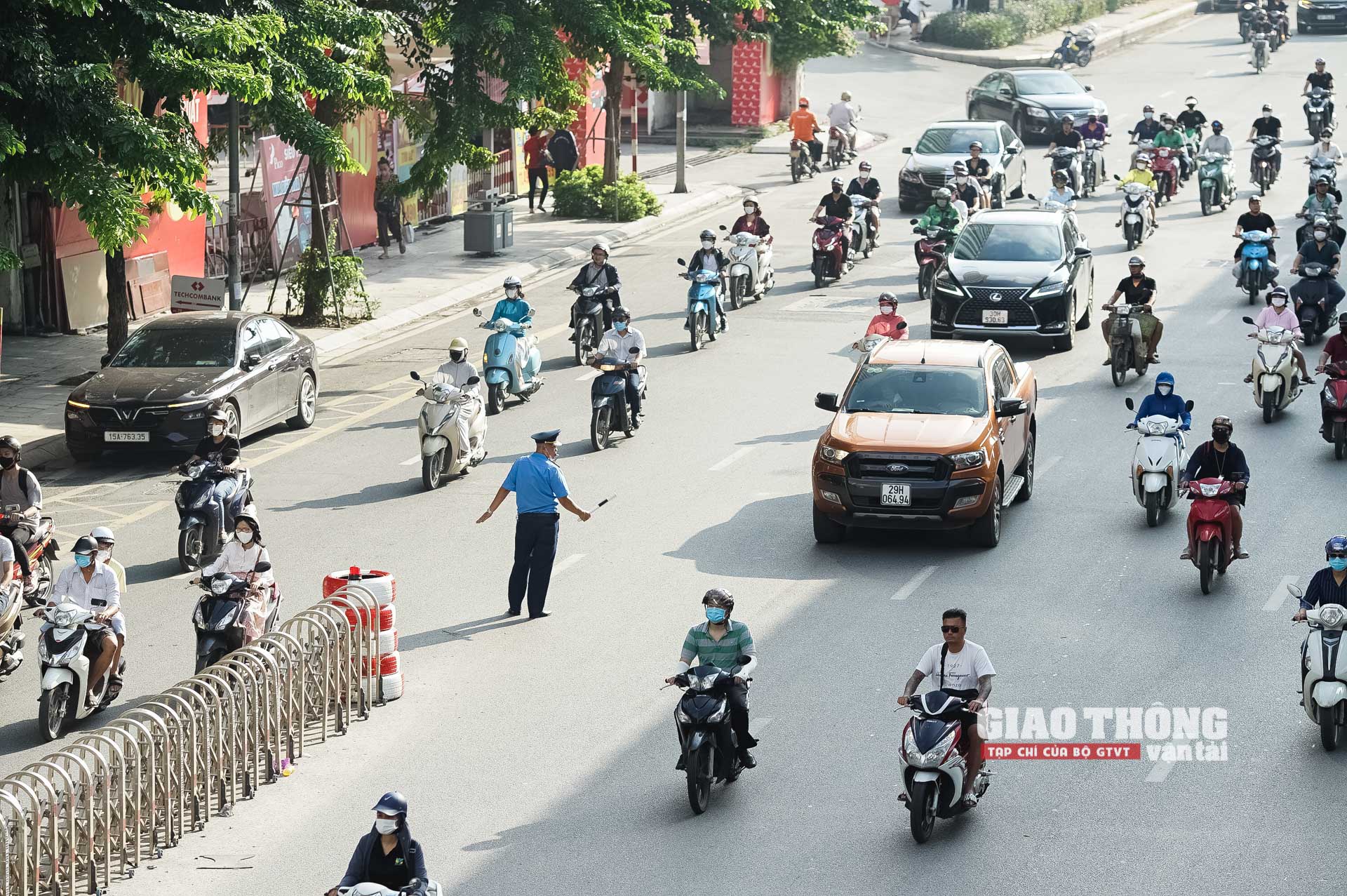 Trao đổi nhanh với PV khi đang kẹt xe, anh Vũ Thành Tâm - tài xế taxi cho hay: “Tình trạng ùn ứ giảm hơn so với mọi ngày, rất mong cơ quan chức năng tiếp tục cải thiện để biện pháp này hiệu quả hơn. Đặc biệt là xe máy cần phải đi đúng làn đường được quy định”