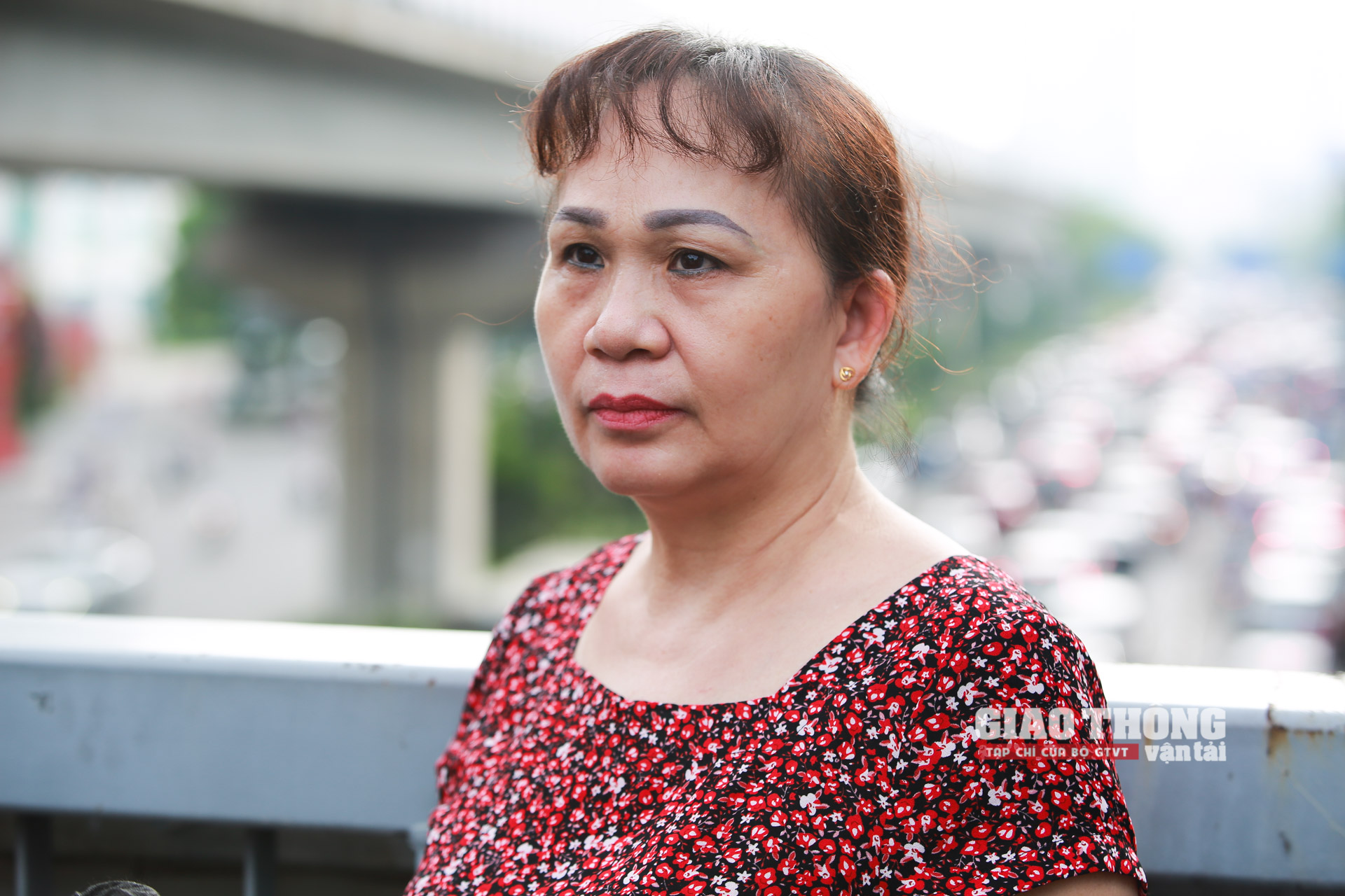 Cô Nguyễn Thị Mai cho biết: “Mọi ngày tôi đi bộ trên lề đường thường phải tránh xe máy đi lên chiếm vỉa hè, rất khó chịu. Mấy hôm nay, đường được phân làn ô tô đi ra làn riêng, xe máy cũng ít lên vỉa hè hơn, tôi đi bộ trên vỉa hè cũng cảm thấy dễ chịu an tâm hơn