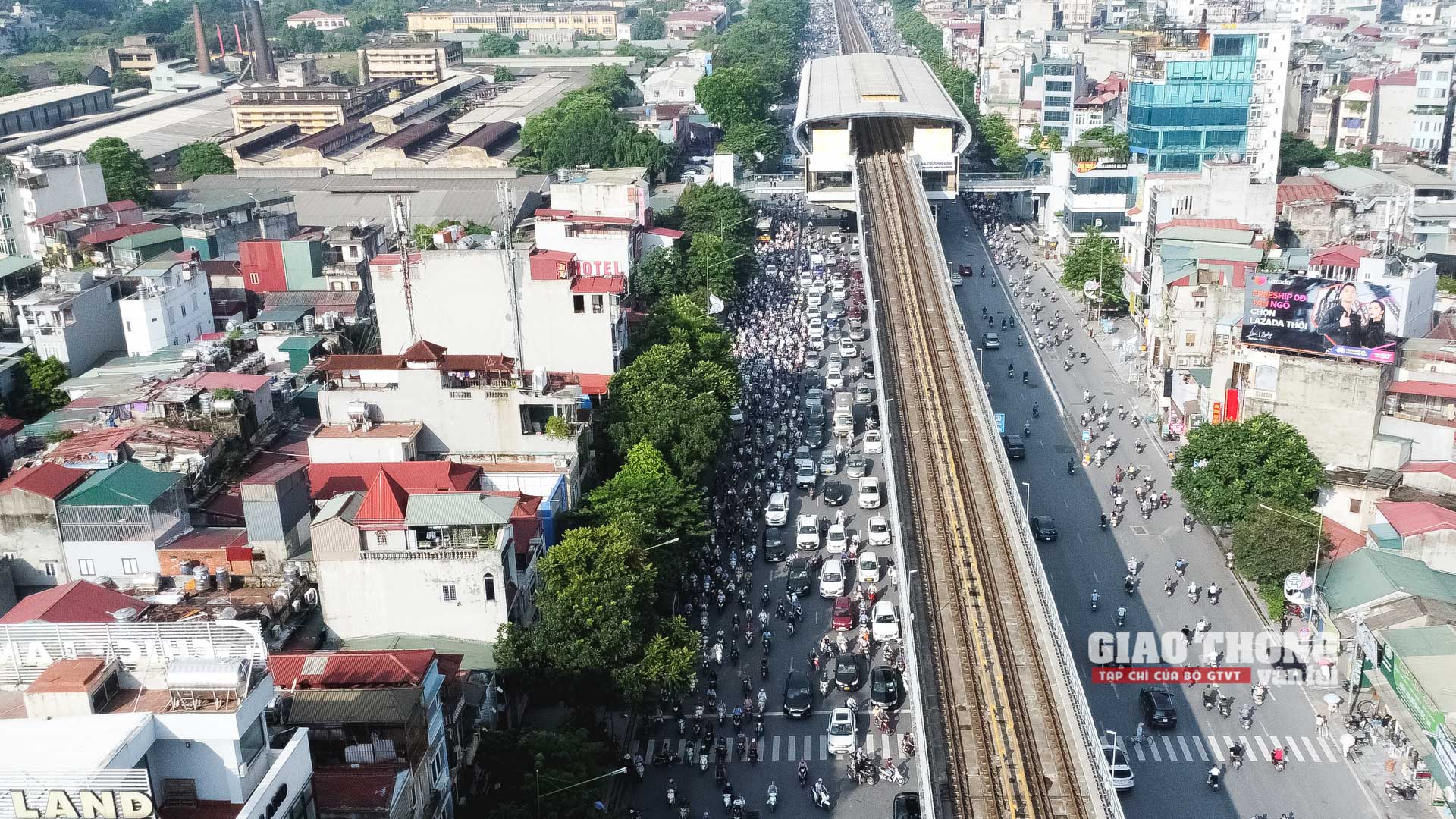 Một người dân khác thì có ý kiến việc xe buýt chạy dọc tuyến đường metro là nên bỏ, bởi sẽ gây tắc đường khi xe buýt đón trả khách xong rẽ sang đường, chắn ngang hết đường của làn xe máy. Còn vấn đề phân làn vẫn chưa giải quyết được gì, vẫn chưa thể nói trước được về vấn đề tắc đường phân làn này có thể giải quyết được không