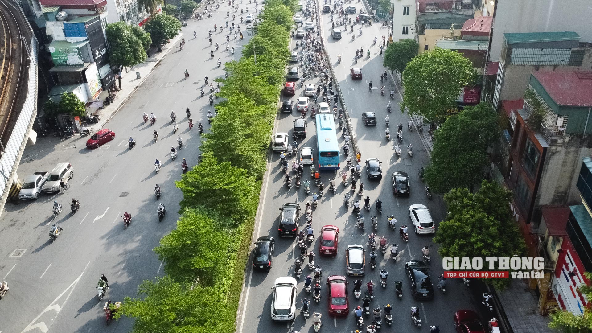 Một số người dân nhìn nhận, việc bố trí 3 làn trong cùng hỗn hợp (xe buýt, ô tô không lên cầu và xe máy) là chưa phù hợp thực tế. Cơ quan chức năng nên nghiên cứu biện pháp chia làn xe buýt trong cùng, tránh việc ra/vào điểm dừng làm ảnh hưởng tới các phương tiện khác; làn thứ 2 dành cho xe máy; làn thứ 3 dành cho ô tô không lên cầu vượt Ngã tư Sở