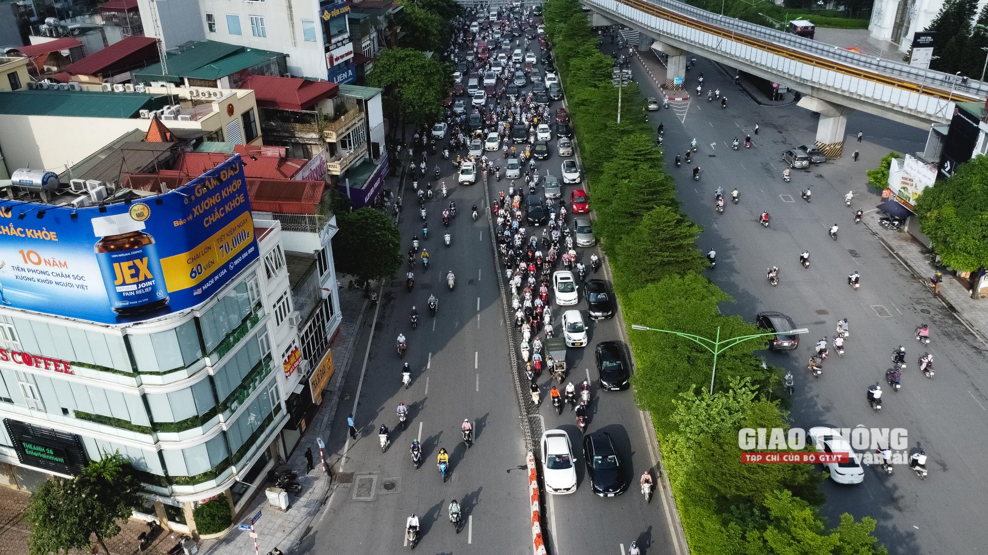 Làn lên cầu vượt Ngã tư Sở được bố trí thêm dải phân cách, theo đó, có 3 làn ngoài cùng được bố trí là làn cho phương tiện lên cầu