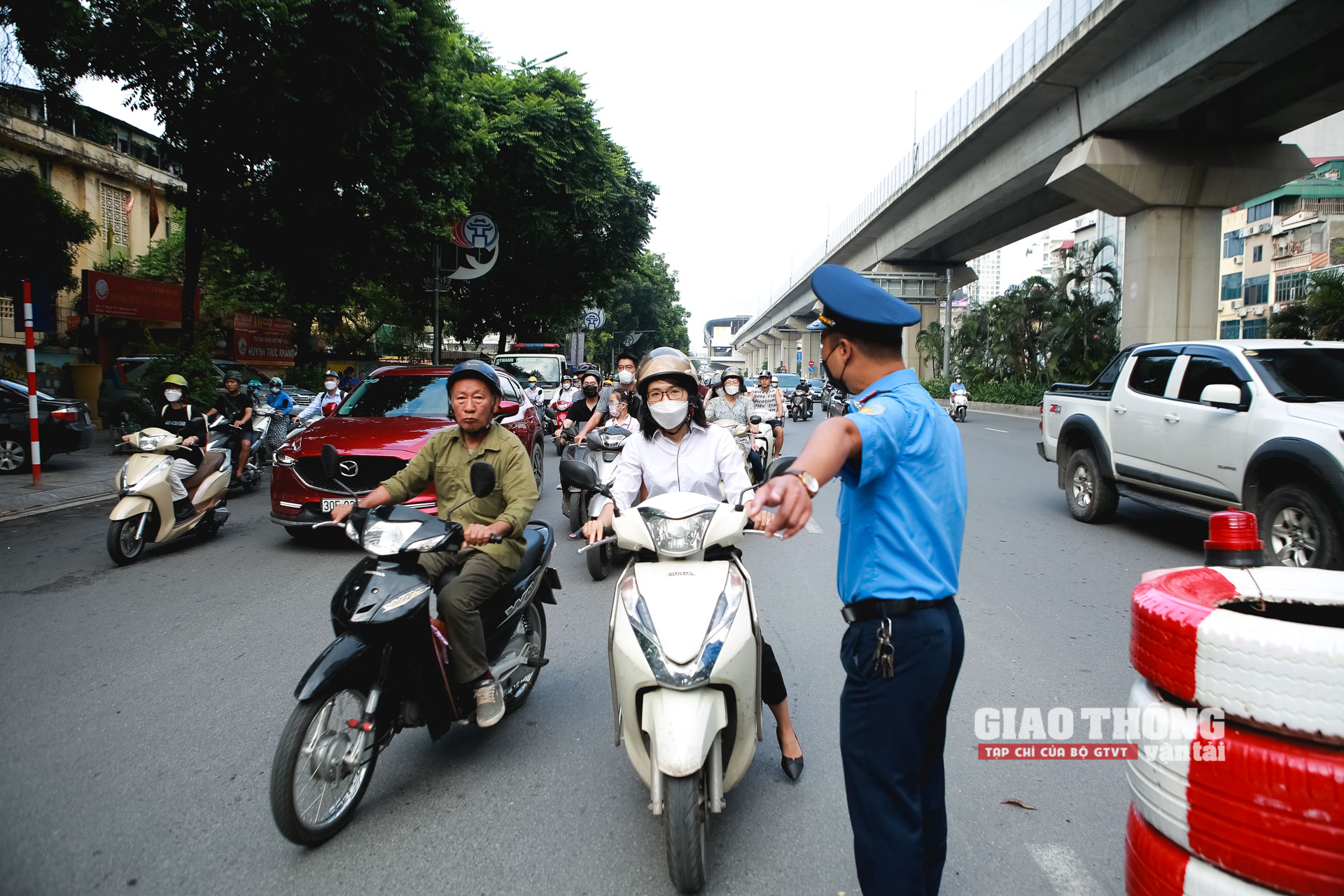 Đây là ngày thứ 3 áp dụng giải pháp phân làn mới của Sở GTVT Hà Nội và cũng là ngày đầu tiên kiểm nghiệm hiệu quả thực tế của biện pháp phân làn này trong giờ cao điểm buổi sáng