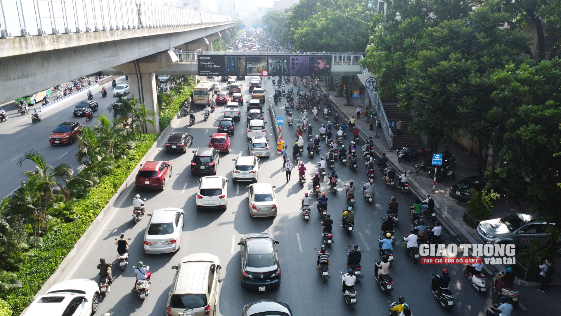 Theo đó, thay vì 6 làn xe đi lại hỗn hợp mỗi chiều, tuyến đường Nguyễn Trãi đoạn từ nút giao Thanh Xuân đến Ngã Tư Sở được phân thành 5 làn xe, trong đó tách riêng 3 làn ô tô, 2 làn hỗn hợp (xe máy, xe buýt, xe thô sơ)