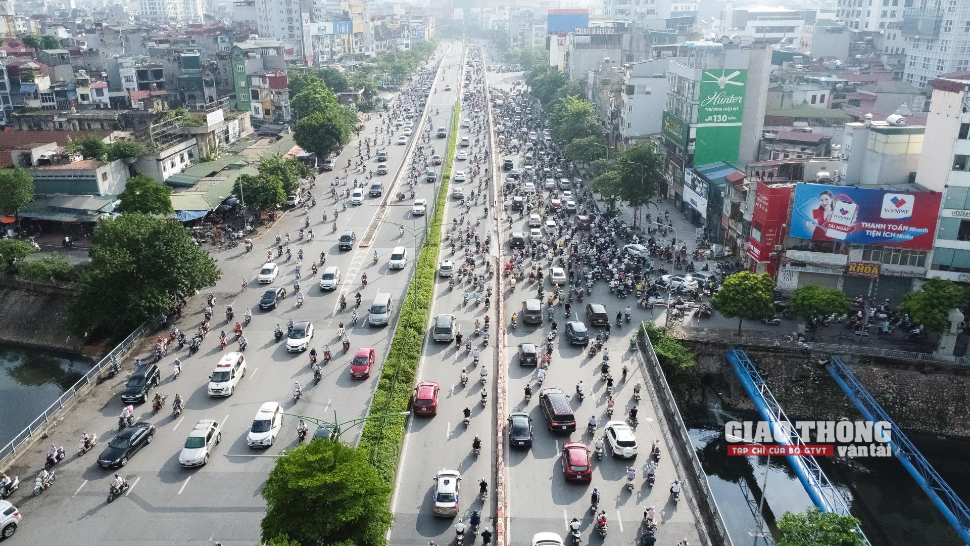 Theo Sở GTVT Hà Nội, hiện nay biện pháp phân làn đang trong quá trình thí điểm. Những ngày tới, căn cứ vào tình hình thực tế, lấy ý kiến đóng góp của người dân, cơ quan chức năng sẽ điều chỉnh cho phù hợp, tạo điều kiện cho phương tiện lưu thông thuận lợi