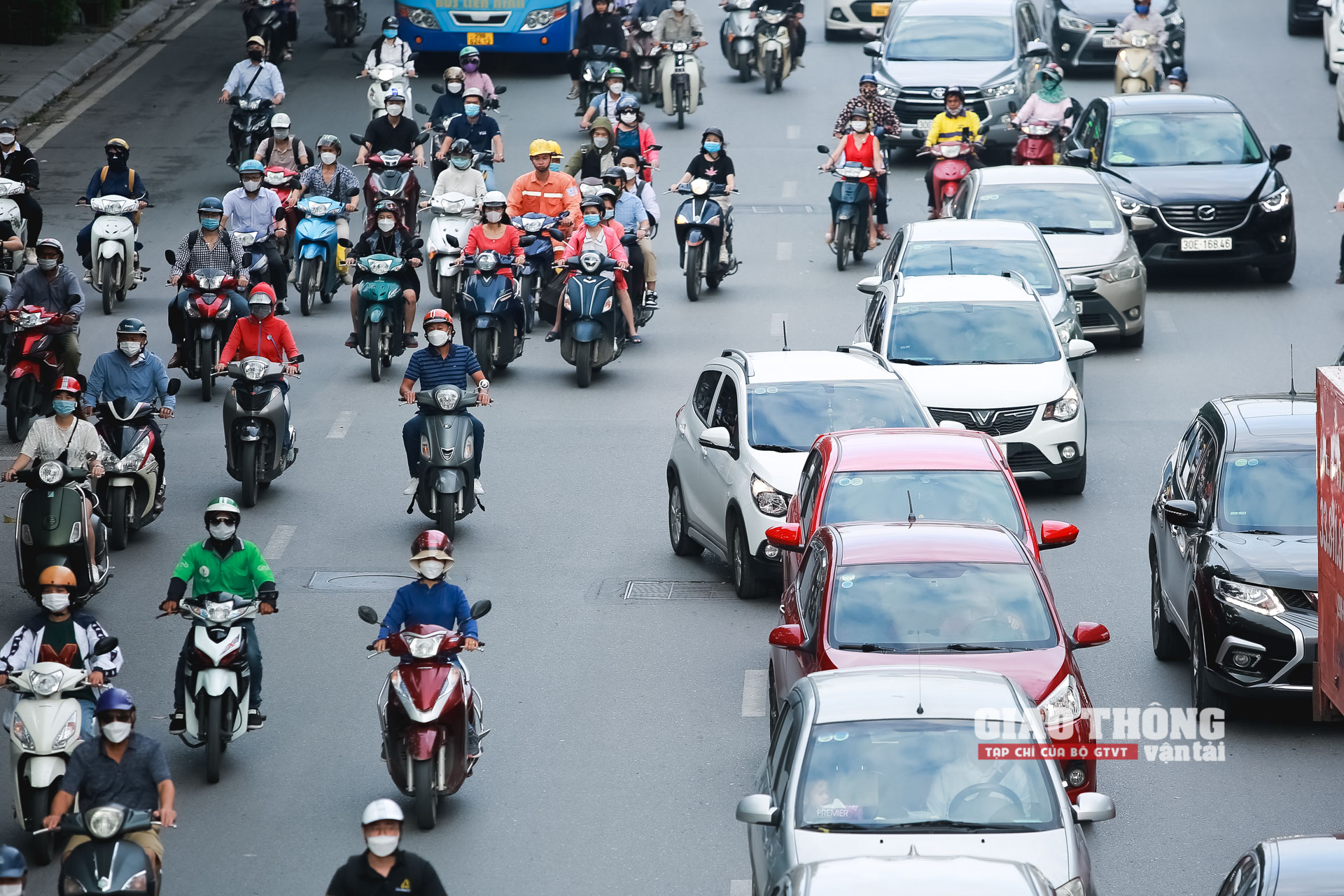 Trong ảnh, một ô tô từ làn dành cho xe buýt và xe máy đang cố gắng chuyển sang làn dành riêng cho ô tô.