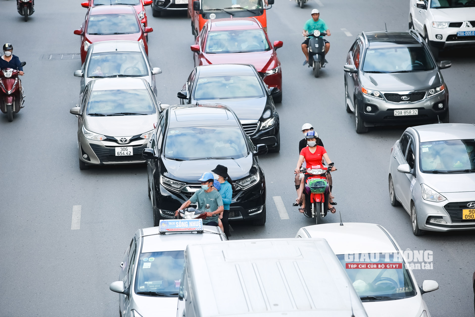 Một số người đi xe máy sau khi quay đầu đang cố gắng chuyển sang làn trong cùng dành cho xe máy, xe buýt