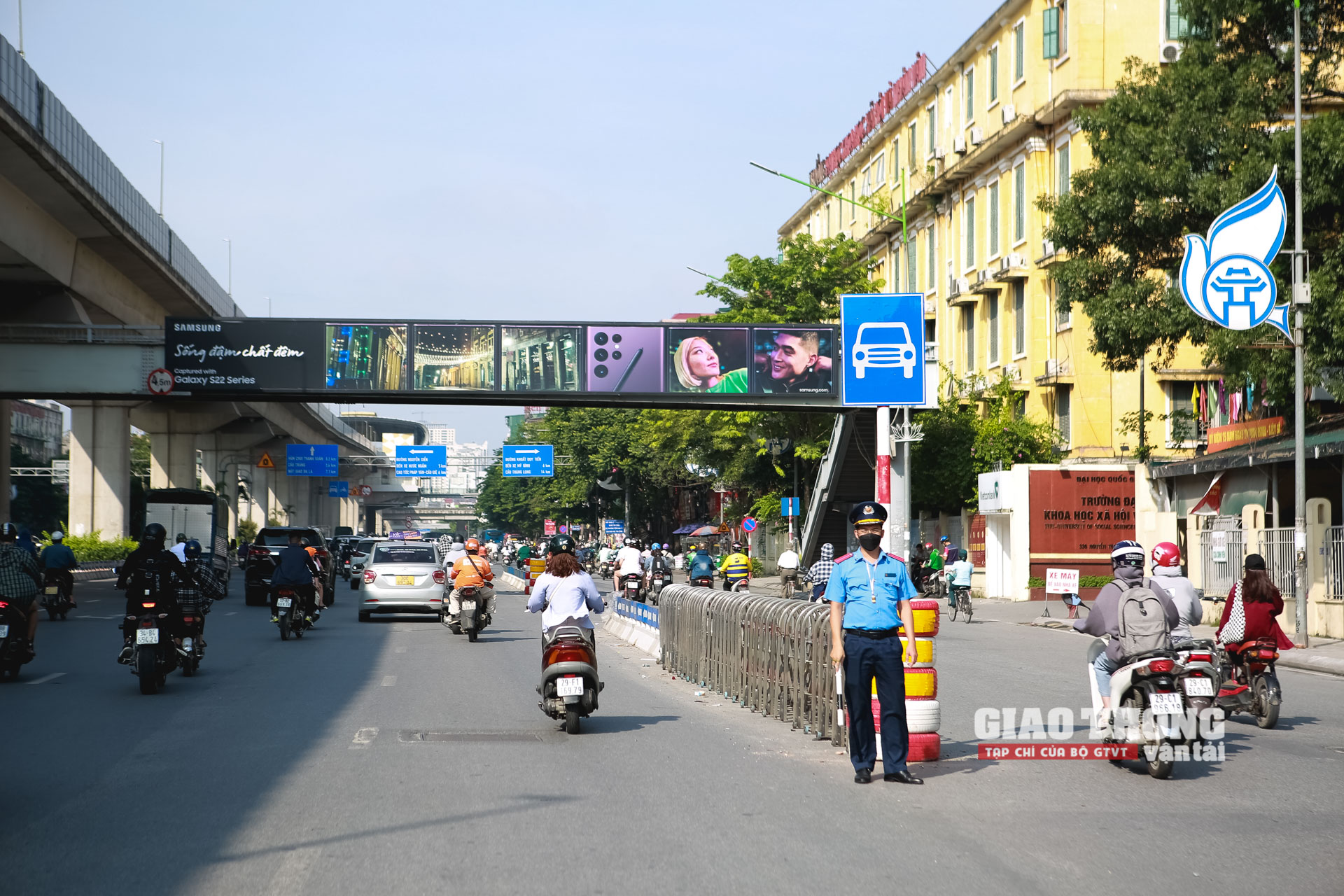 Đặc biệt là dải phân cách đã được bố trí thêm biển báo cao khoảng 3m giúp người tham gia giao thông dễ quan sát hơn. Lực lượng CSGT và Thanh tra GTVT phối hợp hướng dẫn giao thông trước các vị trí dải phân cách