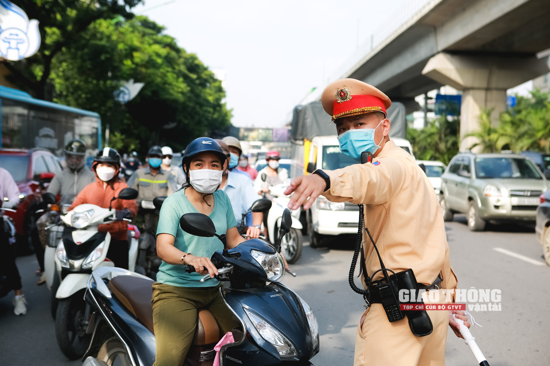 Trao đổi với phóng viên Tạp chí Giao thông vận tải, một CSGT thuộc Đội CSGT số 7, Phòng CSGT Hà Nội chia sẻ, tình trạng ùn ứ giao thông đã “giảm nhiệt” nhờ biện pháp phân làn mới. 