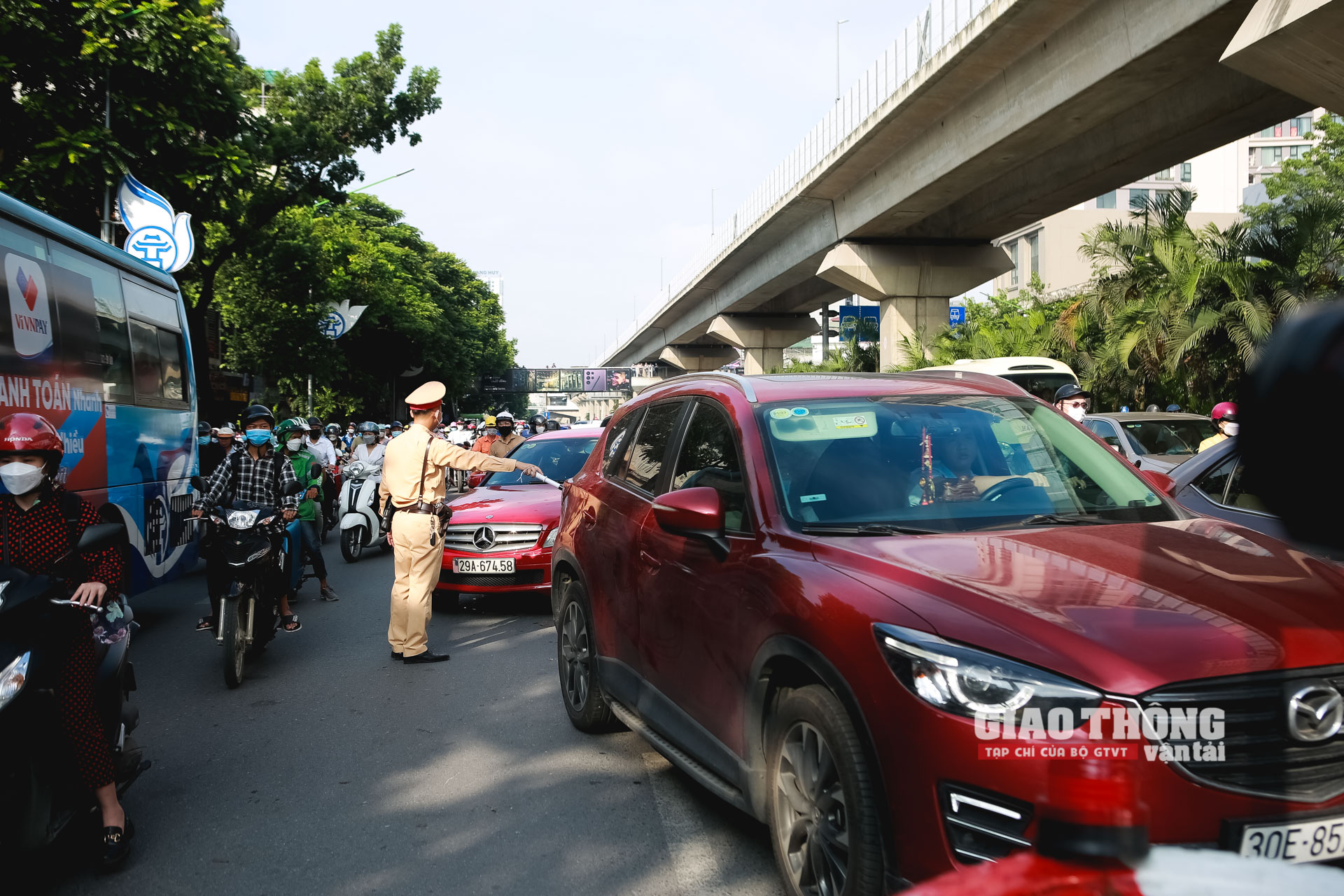 Trong ảnh, CSGT hướng dẫn ô tô tại làn dành cho xe máy, xe buýt chuyển sang 3 làn ngoài cùng dành riêng cho ô tô