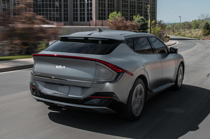 EV4 còn sở hữu thiết kế đuôi xe tương tự Kia Soul, phần nóc thẳng thớm và đường chân kính chếch dần lên trên.