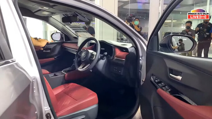 Toyota Vios phải kể đến màn hình giải trí đặt nổi ở trung tâm trông hiện đại hơn.