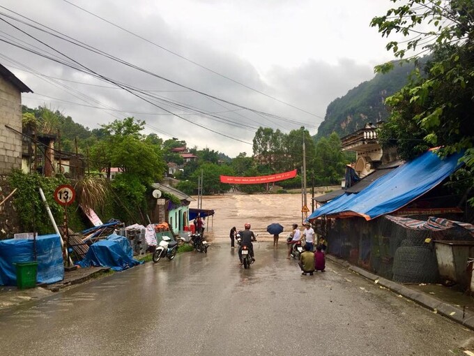 Cầu Na Sầm bị nhấn chìm trong một đợt mua lũ năm 2018 (ảnh internet)