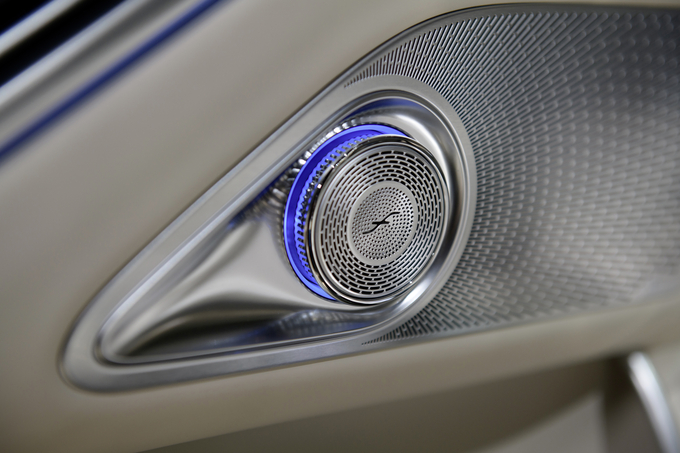 Bên trong Maybach S 450 4MATIC sở hữu nội thất ốp gỗ Manufaktur màu đen piano cùng các đường vân trang trí độc đáo.