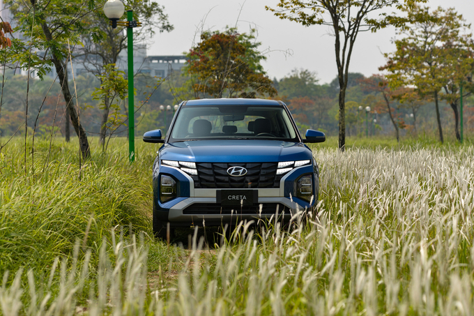 Hyundai Creta tiếp tục giữ phong độ ổn định với 978 xe bán ra.