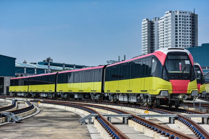 Dự án tuyến đường sắt đô thị Nhổn - ga Hà Nội đang được xây dựng gồm 8,5km đi trên cầu cạn và 4km đi ngầm, với 12 nhà ga và 10 đoàn tàu.