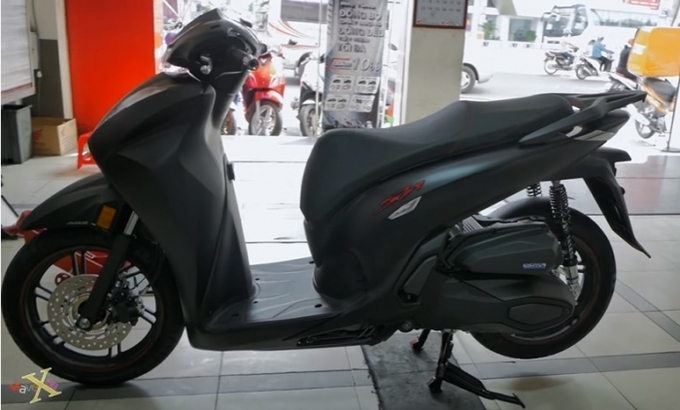 Honda SH 350i đang được chào bán tại đại lý với mức giá từ 143 triệu đồng .