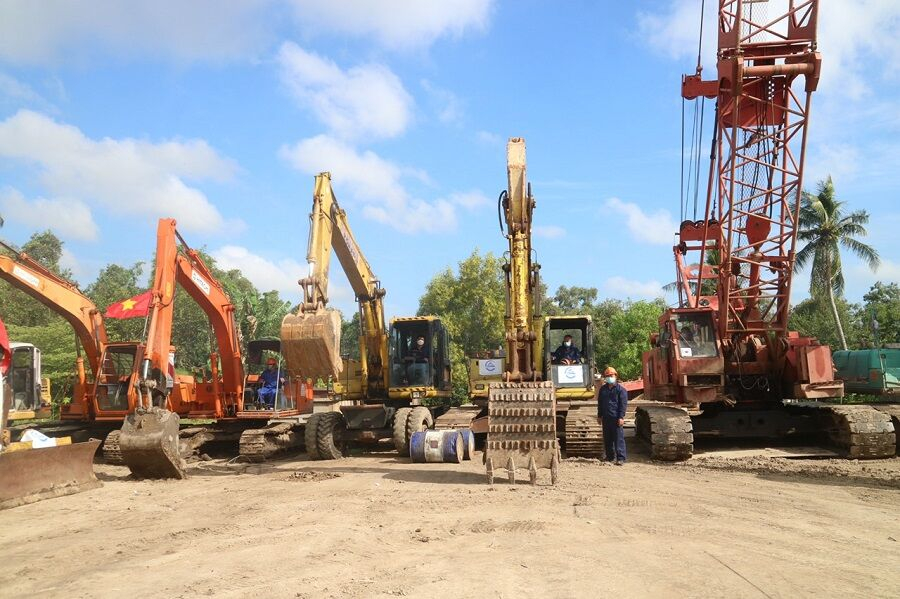 Các nhà thầu tập trung thiết bị, nhân lực để thực hiện dự án tuyến tránh QL1A, tỉnh Cà Mau 