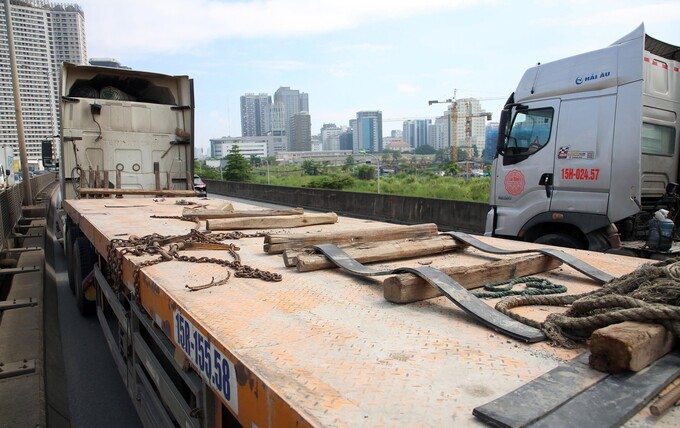 Xe chở các cuộn thép trên rơ-moóc trong vụ tai nạn xảy ra ngày 9/8/2022 trên đường Vành đai 3 trên cao (Hà Nội) được lót đệm định vị bằng thanh gỗ thông thường - Ảnh: B.Châu