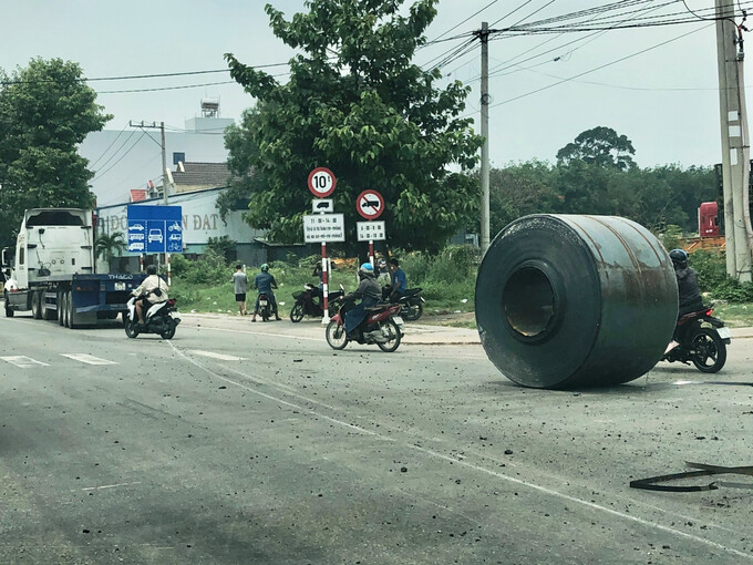 Thép cuộn rơi từ trên xe đầu kéo, xảy ra tại tỉnh Bình Dương - Ảnh internet
