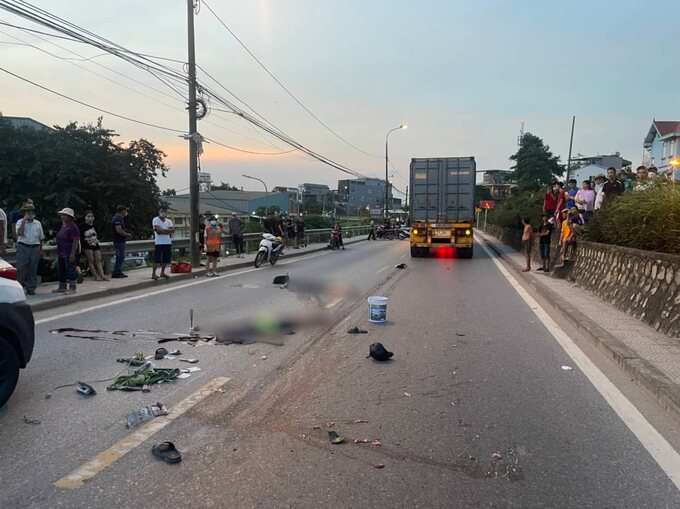 Hiện trường vụ TNGT liên hoàn, khiến 2 thanh niên đi xe máy tử vong tại chỗ trên địa bàn quận Hoàng Mai, Hà Nội.