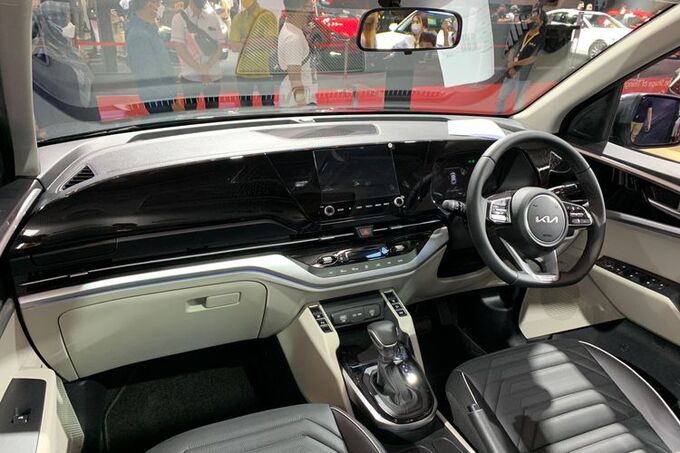 Nội thất của KIA Carens nổi bật với ghế da, hàng ghế trước thông gió.