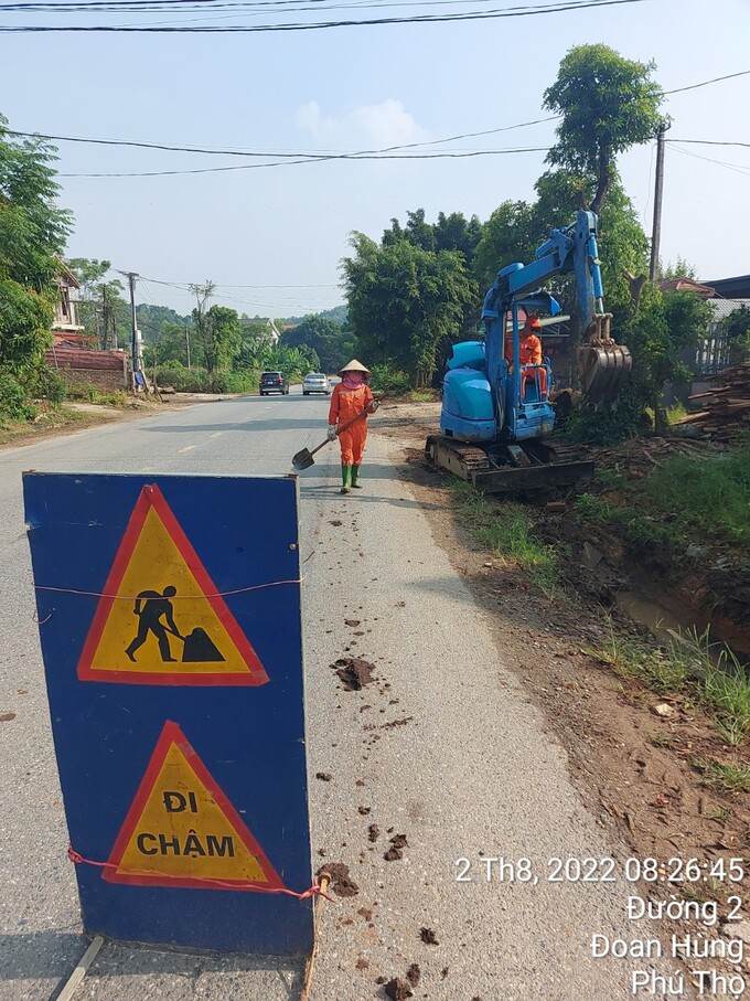 Nạo vét cống thoát nước trên QL2