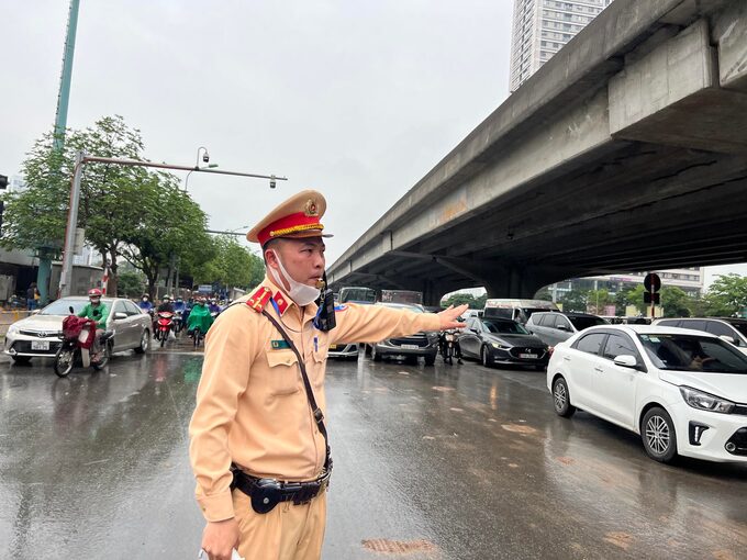 CSGT Hà Nội phần luồng đảm bảo giao thông dưới trời mưa trên địa bàn.