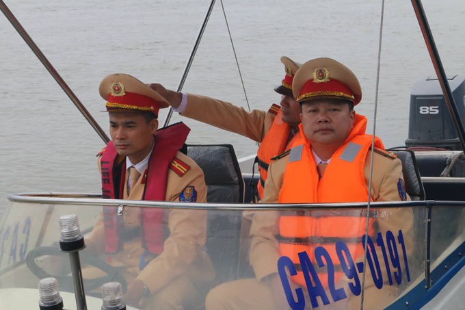 Đội cảnh sát đường thuỷ số 2, Phòng CSGT Công an TP Hà Nội tuần tra đảm bảo ATGT trên tuyến sông Hồng.