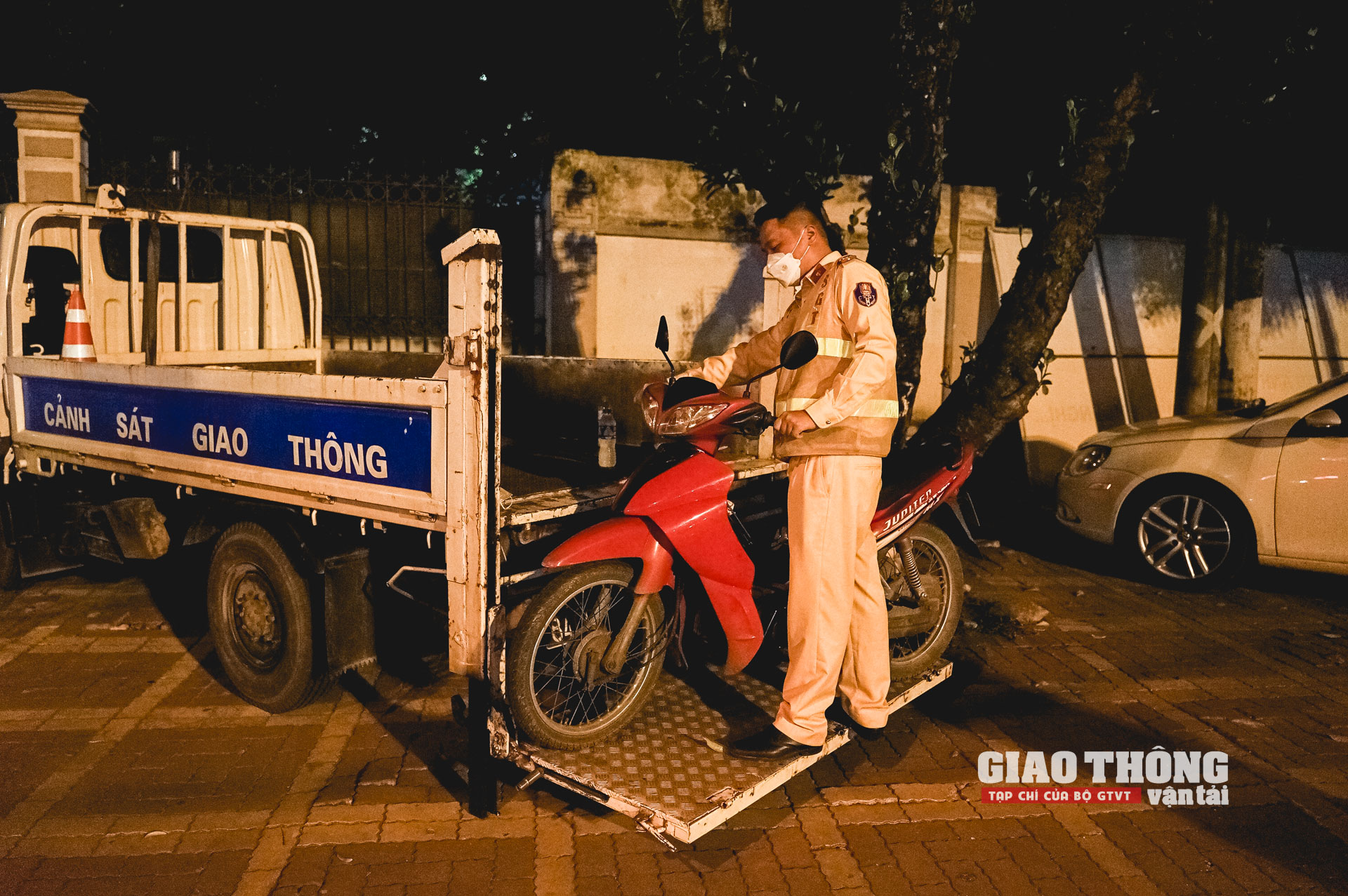 Phương tiện của người vi phạm nồng độ cồn bị lực lượng chức năng tạm giữ