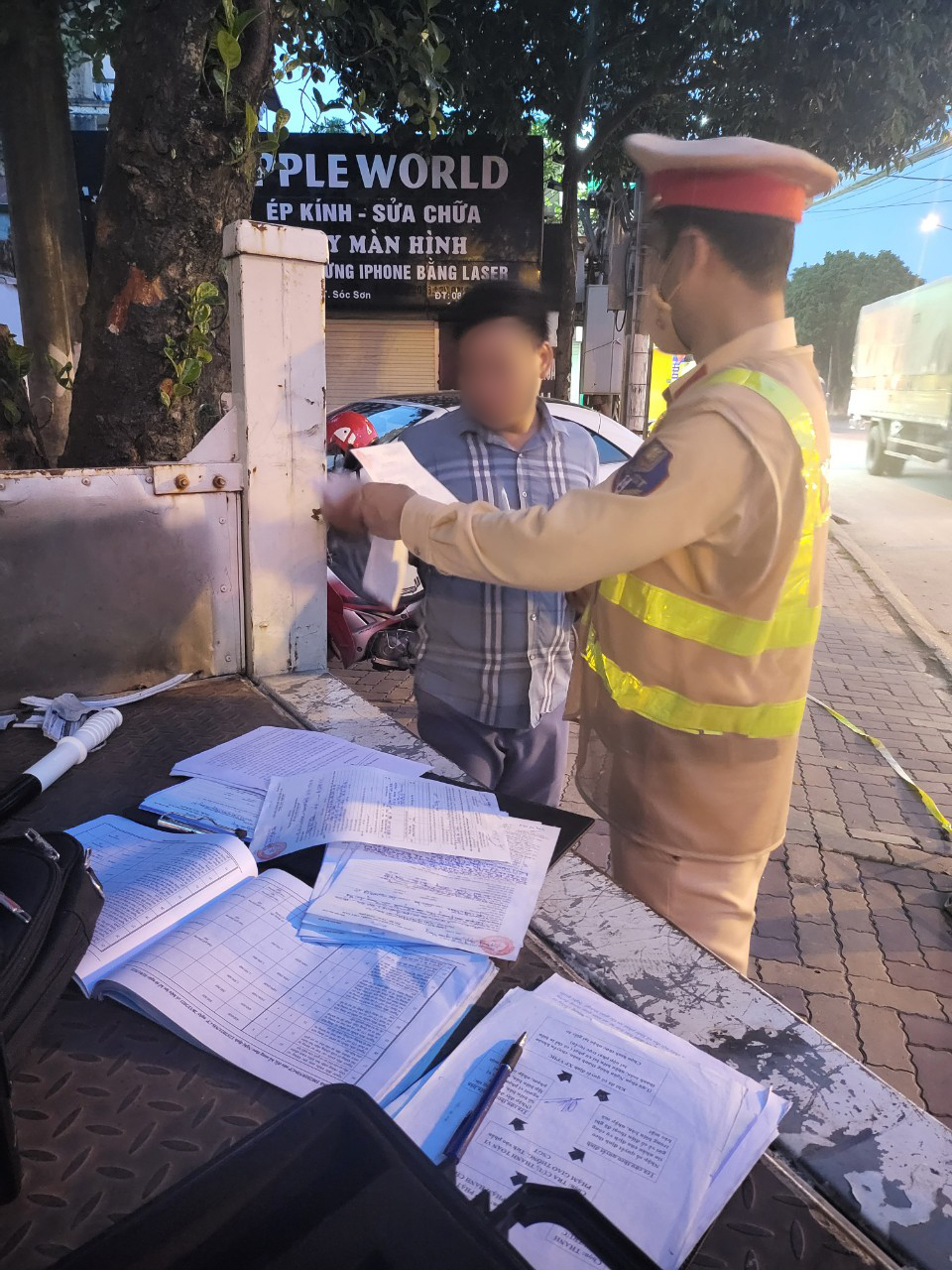 Tài xế vi phạm nồng độ cồn ký biên bản viphạm