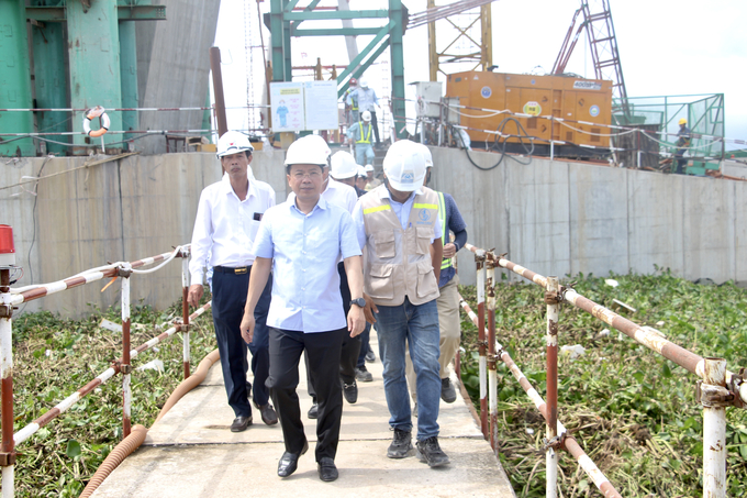 Thứ trưởng động viên các nhà thầu cố gắng tập trung thi công đẩy nhanh tiến độ dự án và đảm bảo an toàn lao động theo quy định. Đặc biệt khi thi công dự án cầu với độ cao lớn. 