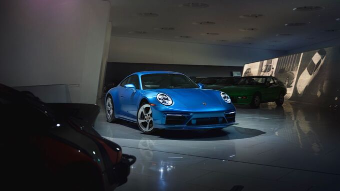 Những chi tiết có liên quan đến bộ phim được Porsche lồng ghép tại: bệ cửa, bảng taplo, tapi cửa, phím xoay thay đổi chế độ lái...