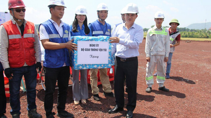 Đảng ủy Bộ GTVT trao tặng công nhân gói thầu XL03.