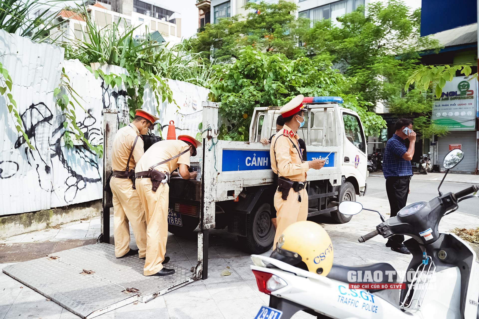 Tổ công tác Đội CSGT đường bộ số 4 làm nhiệm vụ tại tại nút giao thông Thi Sách- Nguyễn Công Trứ thuộc địa bàn quận Hai Bà Trưng