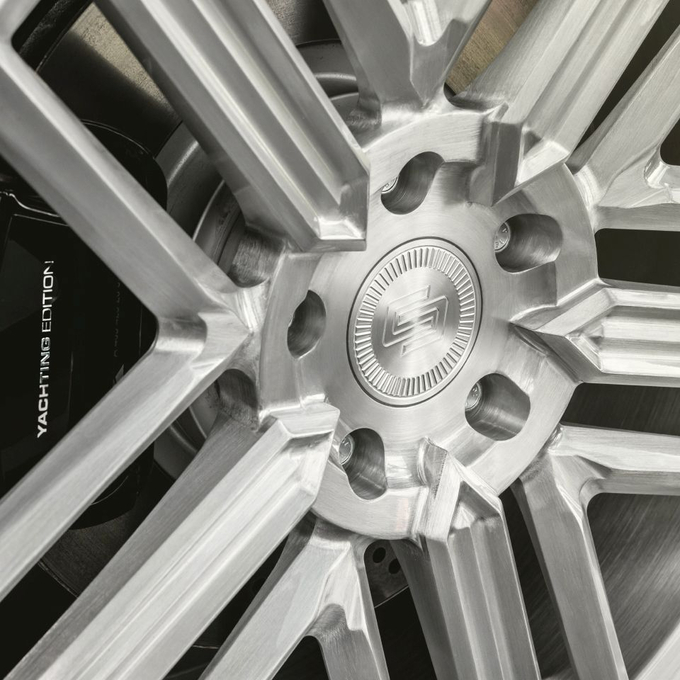 Mâm xe được nâng cấp với bộ la-zăng 22 inch, kẹp phanh ẩn bên trong được sơn dòng chữ Yatching Edition.