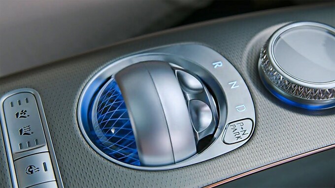 GV60 còn sở hữu núm chỉnh hệ thống thông tin giải trí màu bạc.