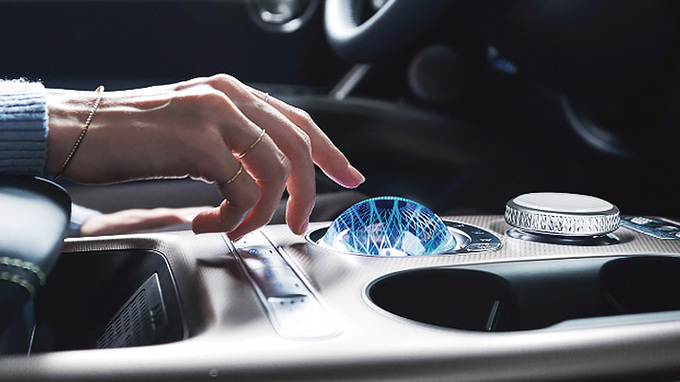 Không chỉ nổi bật với ngoại hình ấn tượng mà mới đây Genesis GV60 gây ấn tượng khi sở hữu quả cầu pha lê với chức năng là một cần số.