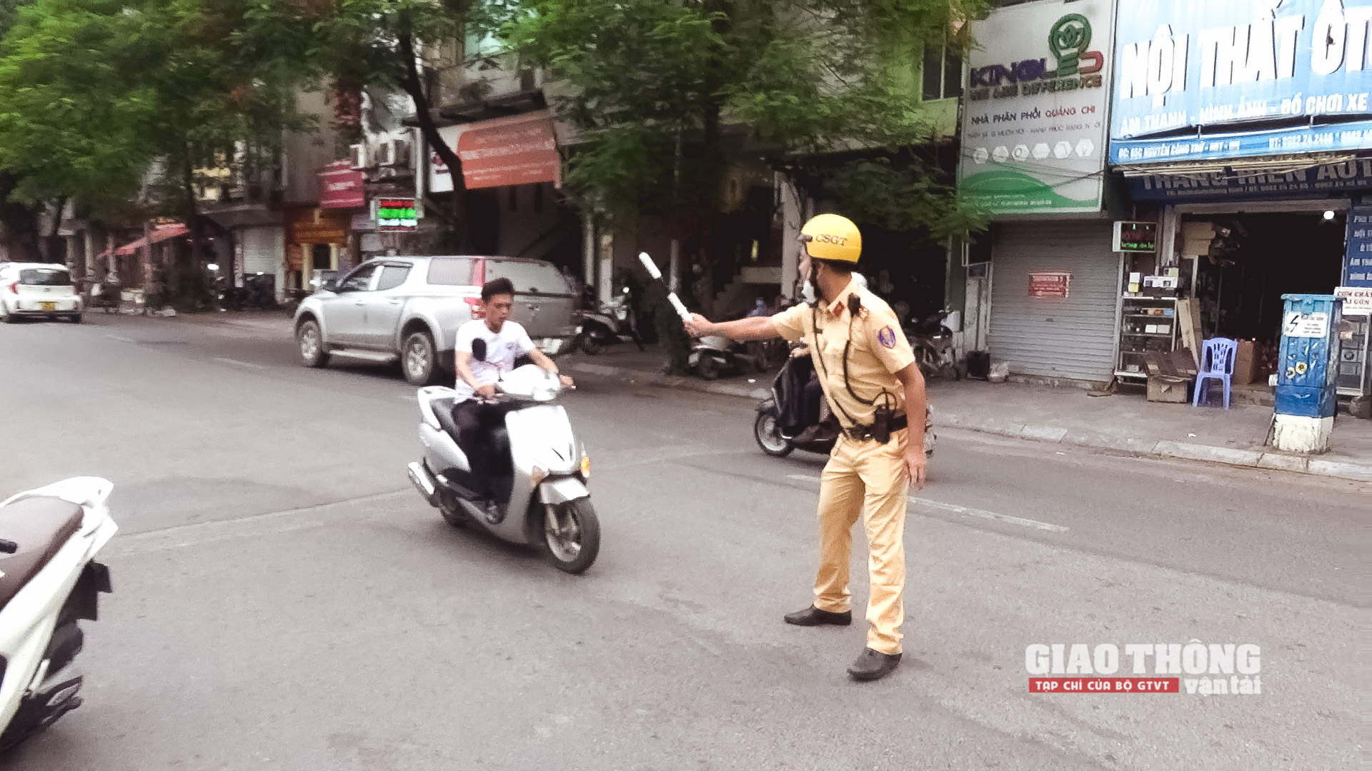 Người điều khiển xe máy 90H5-160.xx điều khiển xe chạy rất nhanh khi đi qua chốt kiểm soát