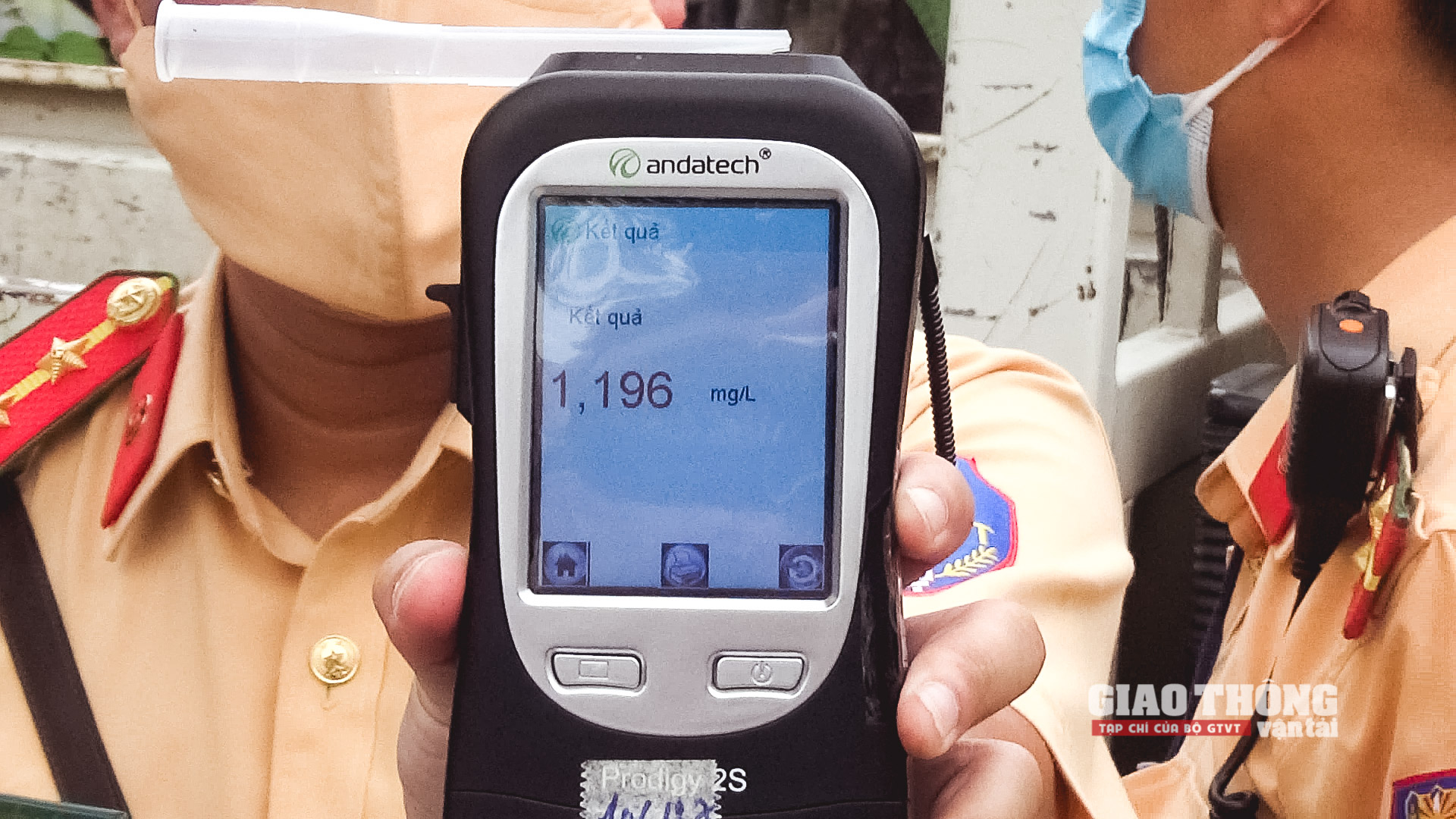 Người điều khiển xe máy 90H5-160.xx có nồng độ cồn gấp 3 lần mức kịch khung