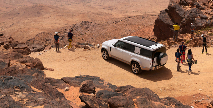  Defender 130 mới  có giá bán dự kiến từ 5,779 tỷ đồng.