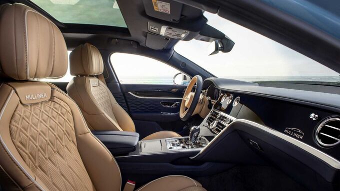 Khoang lái sang trọng và nhiều tiện ích.