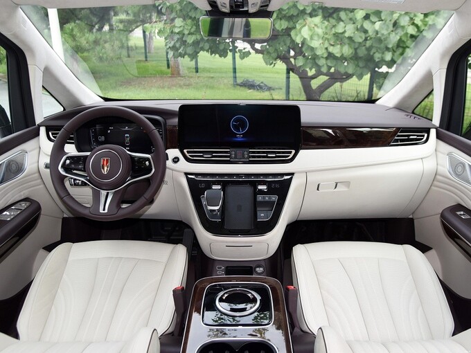 Nội thất bọc da phối 2 màu tương phản khá sang trọng.