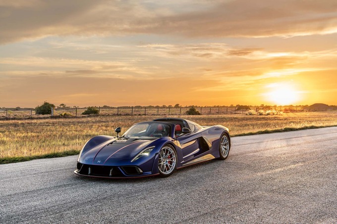 Venom F5 Roadster được thiết kế thành một chiếc xe môi trần đặc biệt.