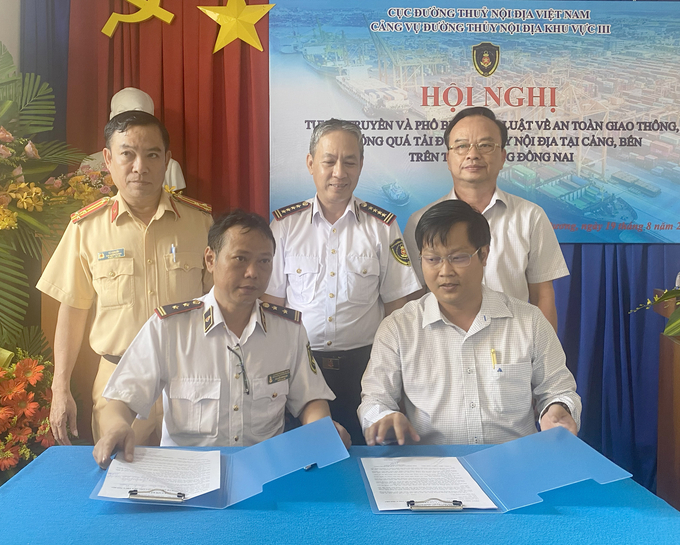 Chủ doanh nghiệp cảng, bến ký cam kết thực hiện đúng theo quy định về an toàn tại cảng, bến thuỷ nội địa.