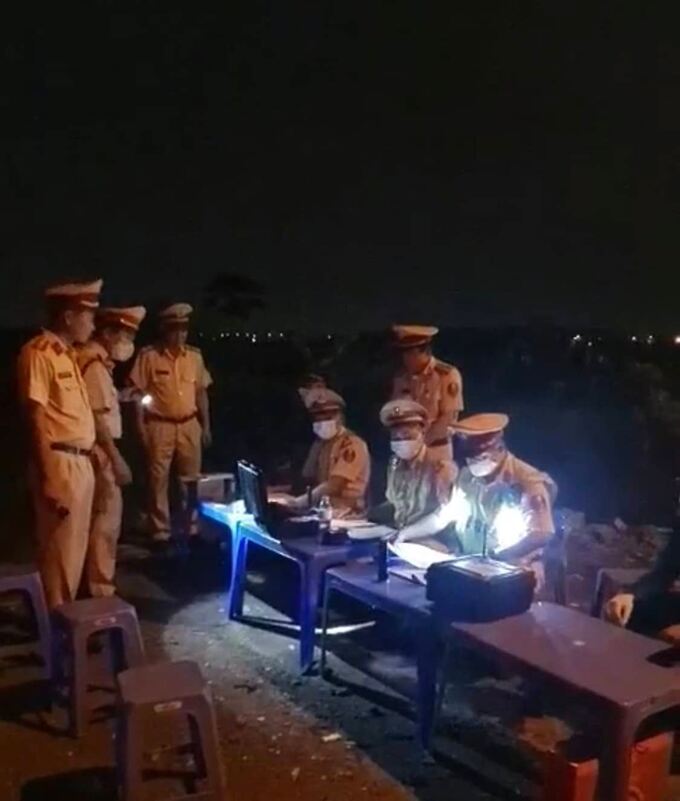 Lực lượng CSGT kiểm tra chuyên đề nồng độ cồn, ma tuý đối với lái xe trên tuyến quốc lộ 5.