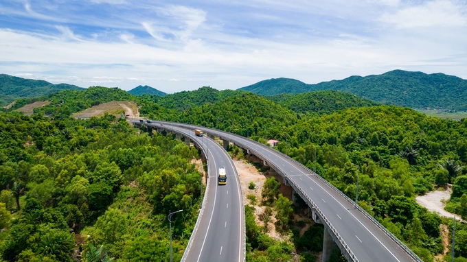 Hầm Đèo Cả có tổng vốn đầu tư hơn 11.000 tỷ đồng, là công trình hoàn toàn do bàn tay, khối óc của những người thợ Việt Nam xây dựng, đánh dấu sự trưởng thành và làm chủ công nghệ đào hầm của doanh nghiệp nội.