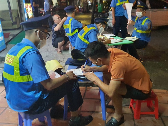 Lái xe ô tô khách vi phạm chạy sai lộ trình kí vào biên bản vi phạm